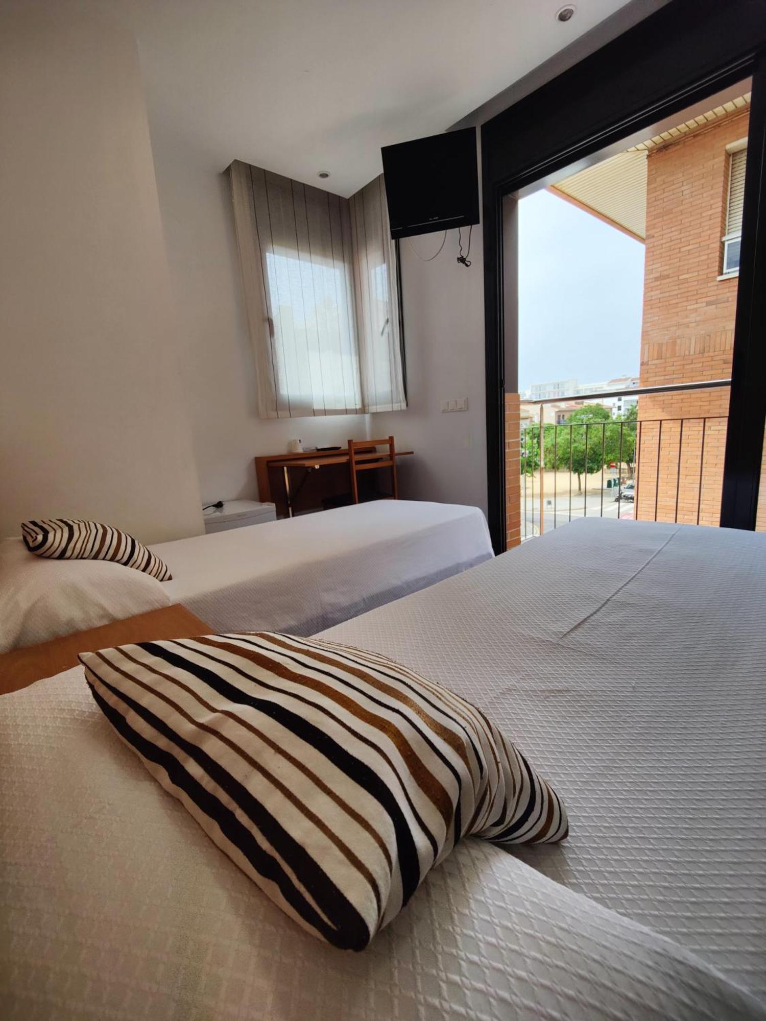 Hostal Manel Pineda de Mar Exterior photo